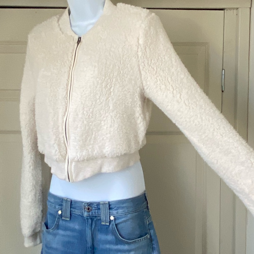 Hollister - Picture 3 of 7